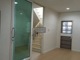 For sale 4 bedrooms townhouse in Wang Thonglang, Bangkok