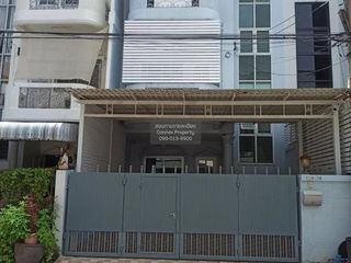 For sale 4 bedrooms townhouse in Wang Thonglang, Bangkok