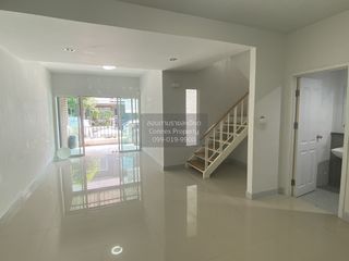 出售 3 卧室 联排别墅 在 Khlong Sam Wa, 曼谷