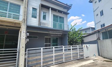 Casa adosada en venta de 3 habitaciones en Bang Bon, Bangkok