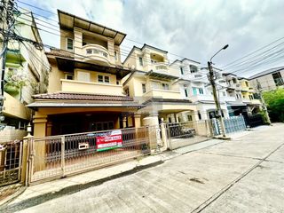 For sale 4 bedrooms townhouse in Chatuchak, Bangkok