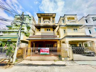 For sale 4 bedrooms townhouse in Chatuchak, Bangkok