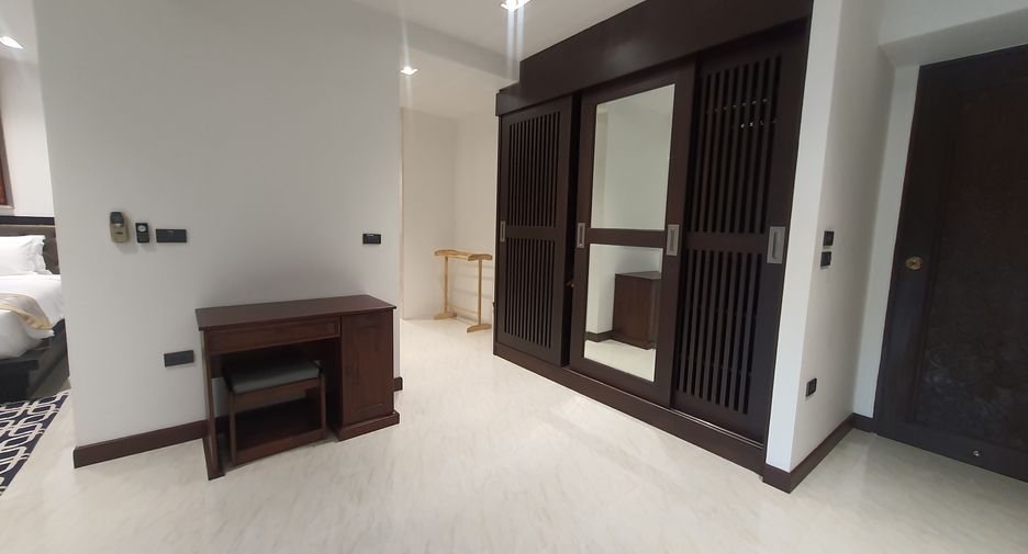For rent 6 bedrooms villa in Mueang Phuket, Phuket
