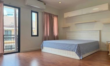 For rent 3 bedrooms townhouse in Suan Luang, Bangkok