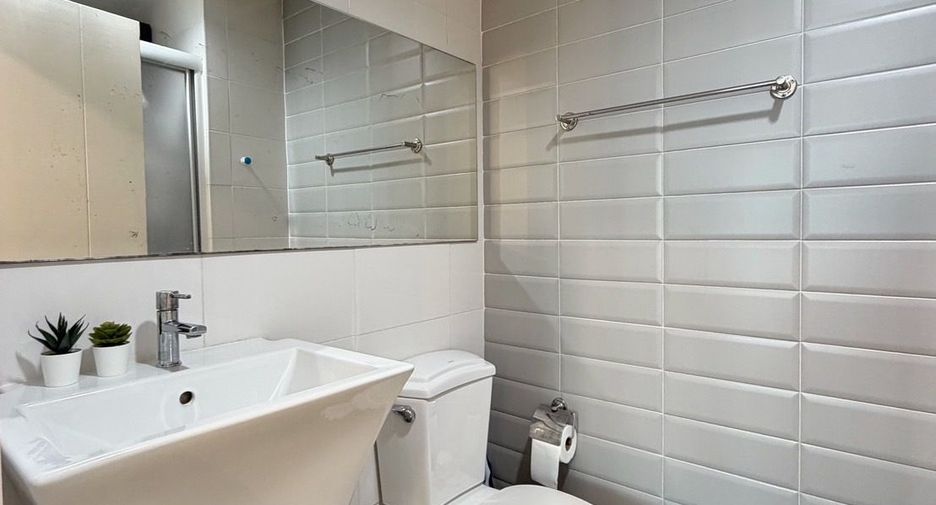 For sale 1 bed condo in Khlong Toei, Bangkok