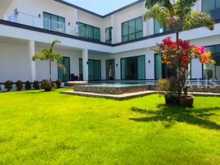Haus zur Miete mit 5 Zimmer in Bang Lamung, Chonburi