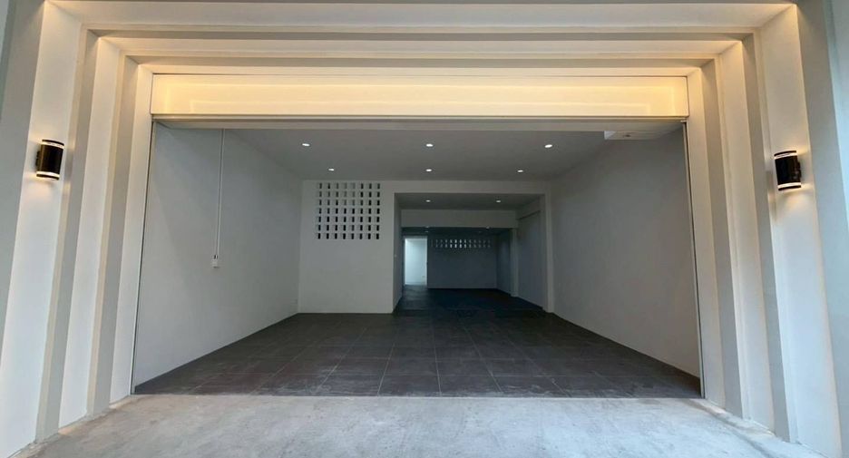 For sale 4 bedrooms house in Phra Khanong, Bangkok