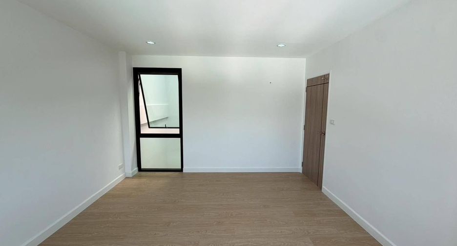 Haus zum Kauf mit 4 Zimmer in Phra Khanong, Bangkok