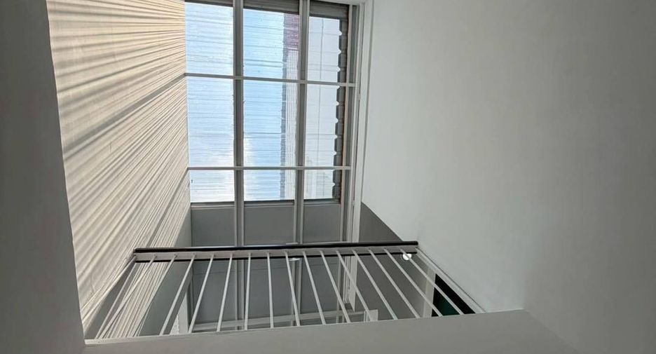 Haus zum Kauf mit 4 Zimmer in Phra Khanong, Bangkok