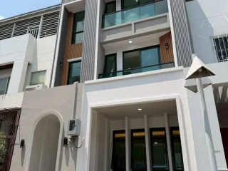 For sale 4 bedrooms house in Phra Khanong, Bangkok