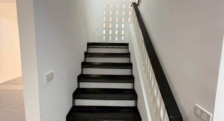 Haus zum Kauf mit 4 Zimmer in Phra Khanong, Bangkok
