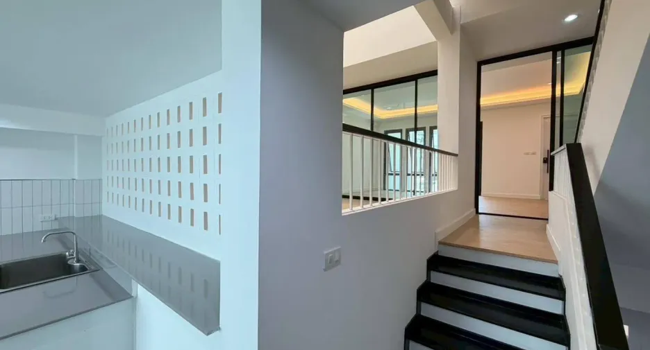 For sale 4 bedrooms house in Phra Khanong, Bangkok