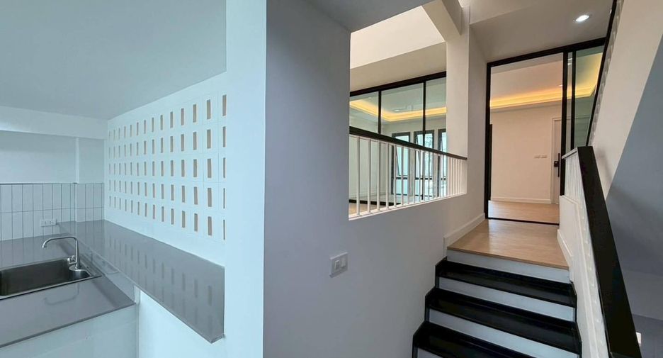 Haus zum Kauf mit 4 Zimmer in Phra Khanong, Bangkok