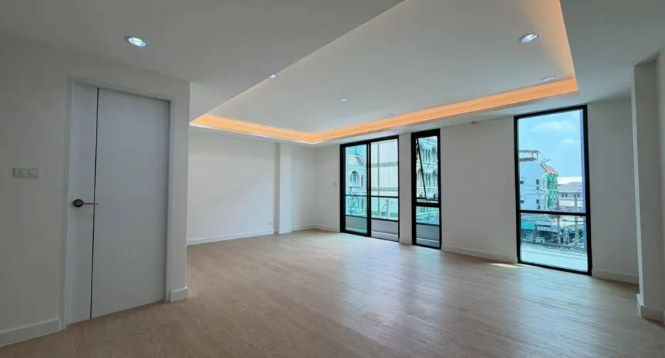 For sale 4 bedrooms house in Phra Khanong, Bangkok