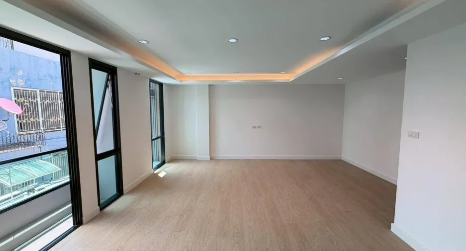 For sale 4 bedrooms house in Phra Khanong, Bangkok