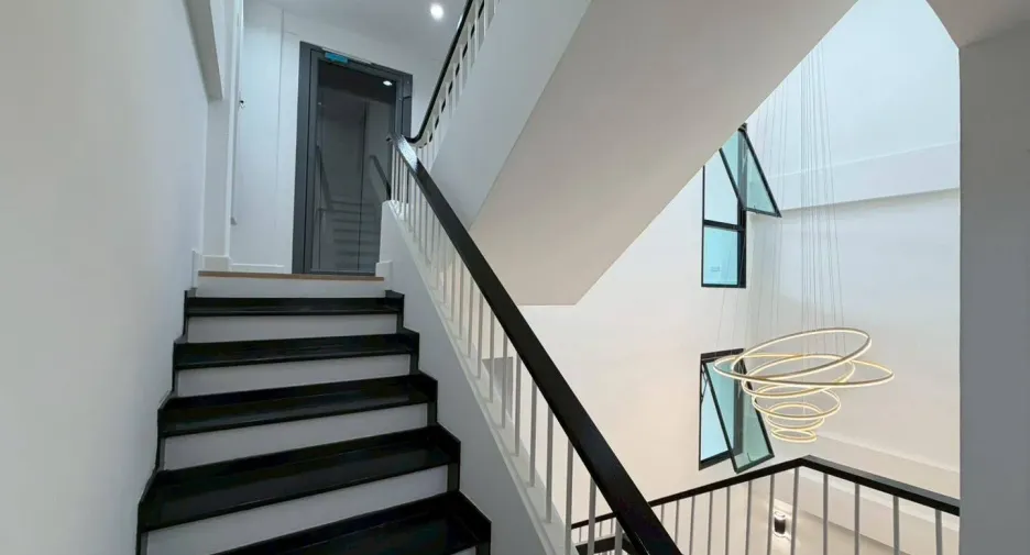 For sale 4 bedrooms house in Phra Khanong, Bangkok