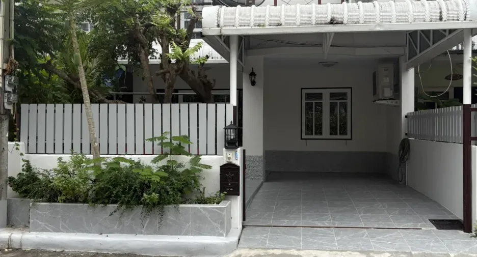 For rent 3 bedrooms townhouse in Mueang Rayong, Rayong