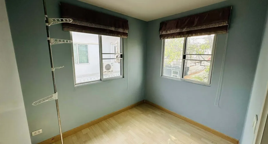 For rent 3 bedrooms townhouse in Pak Kret, Nonthaburi