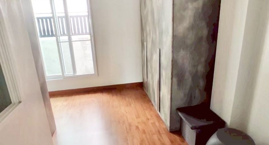 For sale 3 ベッドルーム townhouse in Phra Khanong, Bangkok