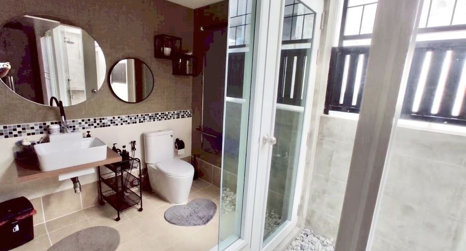 For sale 3 ベッドルーム townhouse in Phra Khanong, Bangkok
