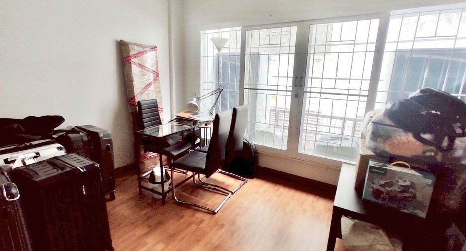 For sale 3 ベッドルーム townhouse in Phra Khanong, Bangkok