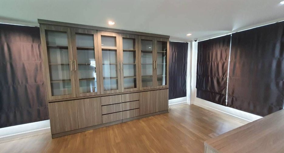 For sale and for rent 4 bedrooms house in Bang Kapi, Bangkok