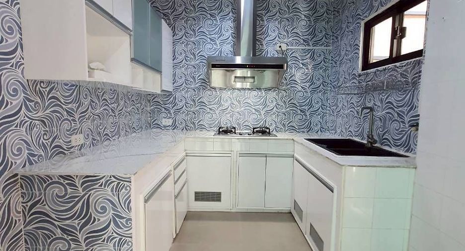For sale and for rent 4 bedrooms house in Bang Kapi, Bangkok