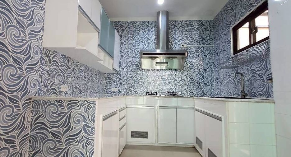 For sale and for rent 4 bedrooms house in Bang Kapi, Bangkok