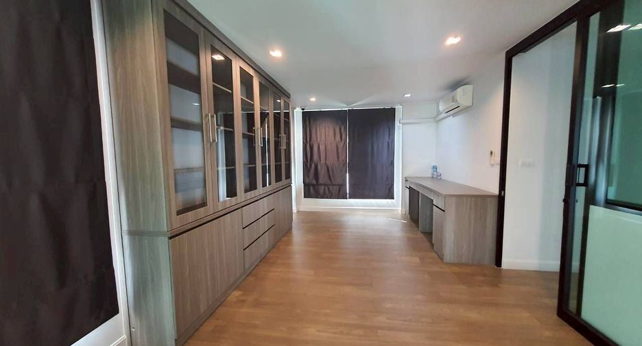 For sale and for rent 4 bedrooms house in Bang Kapi, Bangkok