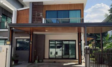 Casa en venta y en alquiler de 4 habitaciones en Bang Kapi, Bangkok