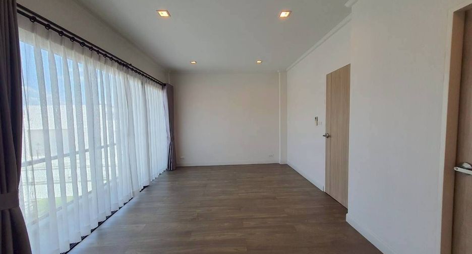 For sale and for rent 4 bedrooms house in Bang Kapi, Bangkok