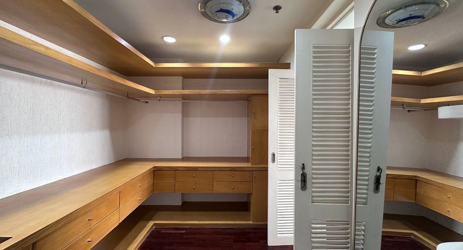 For rent 3 bedrooms condo in Bang Kho Laem, Bangkok