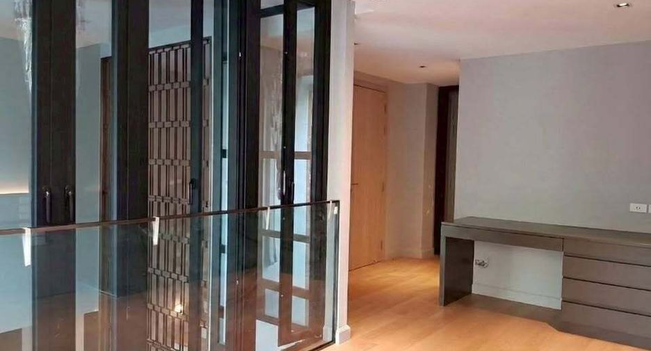 For rent 3 bedrooms condo in Pathum Wan, Bangkok