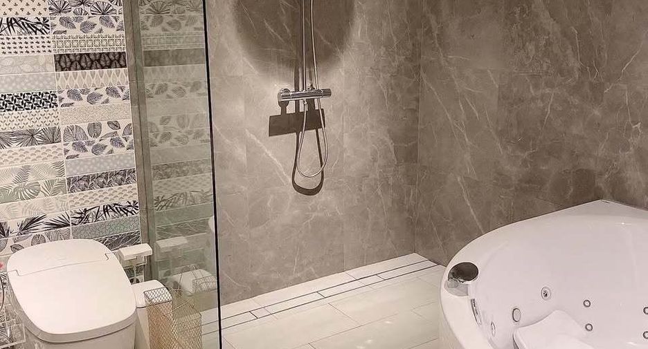 For rent 3 bedrooms condo in Pathum Wan, Bangkok