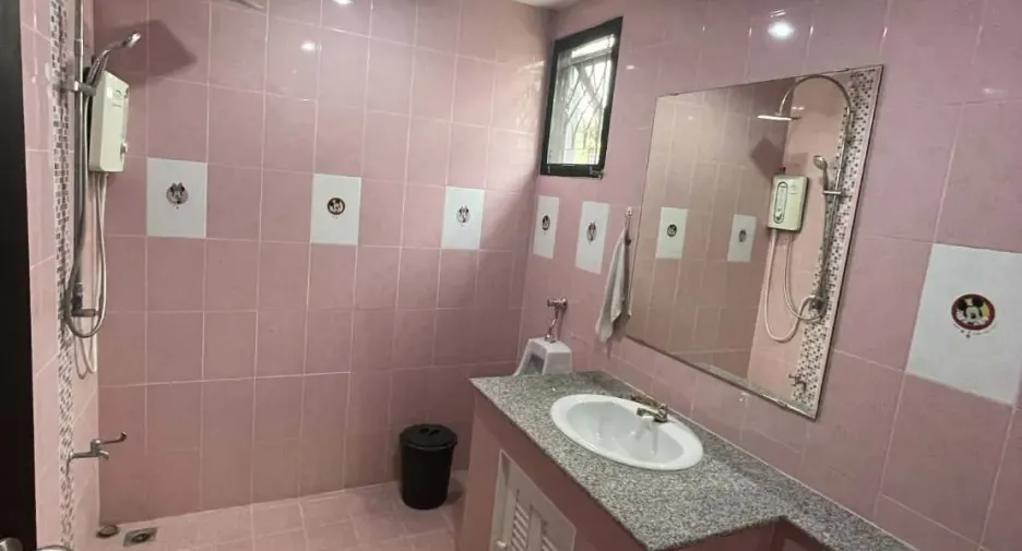 For rent 5 bedrooms house in Mueang Chiang Mai, Chiang Mai