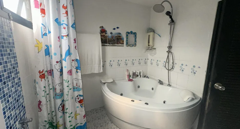 For rent 5 bedrooms house in Mueang Chiang Mai, Chiang Mai