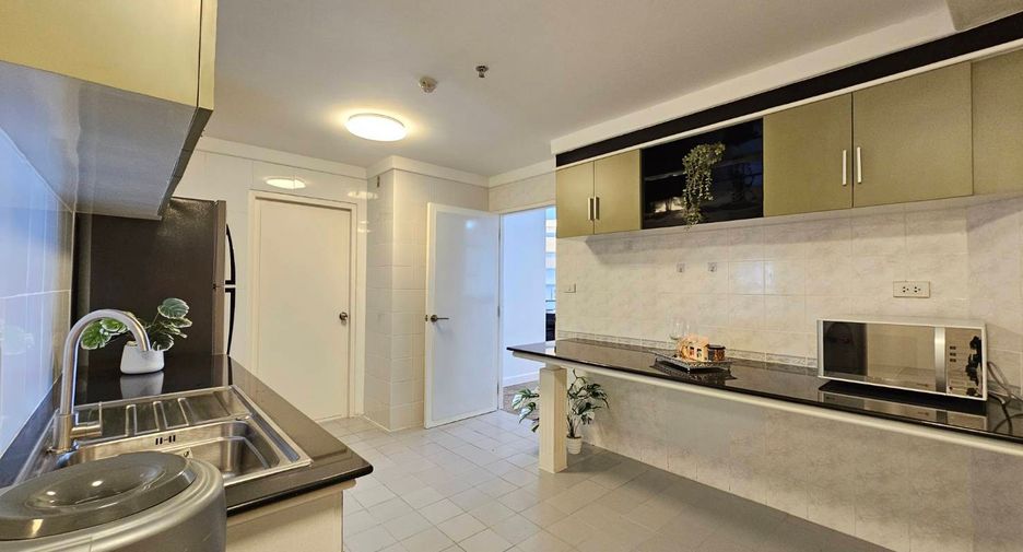 For rent 3 bedrooms condo in Watthana, Bangkok