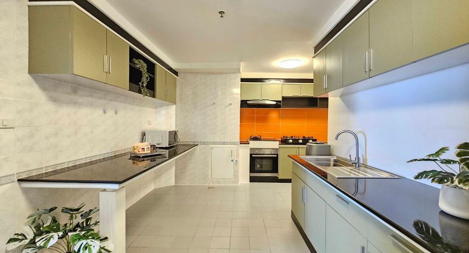 For rent 3 bedrooms condo in Watthana, Bangkok