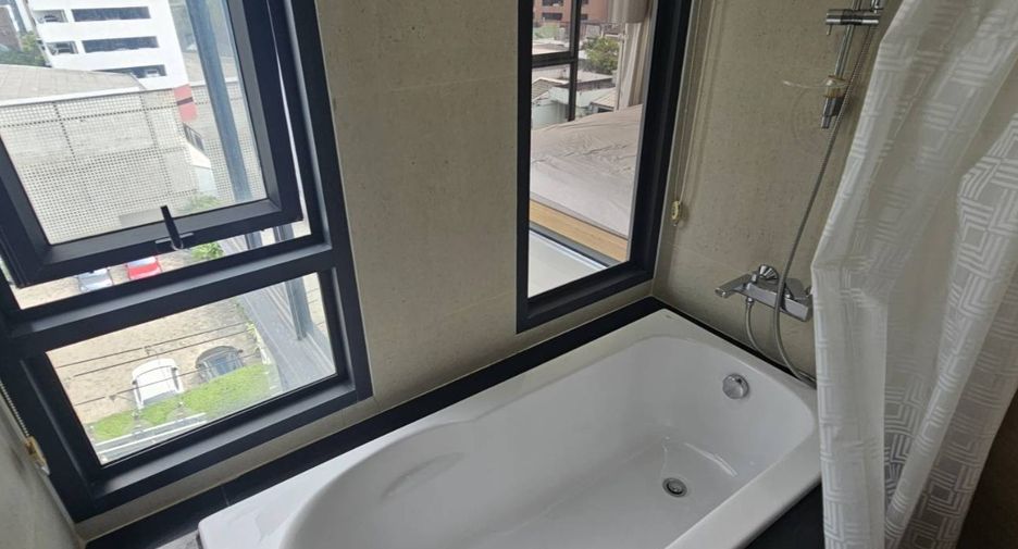 Condo en alquiler y en venta de 2 habitaciones en Watthana, Bangkok