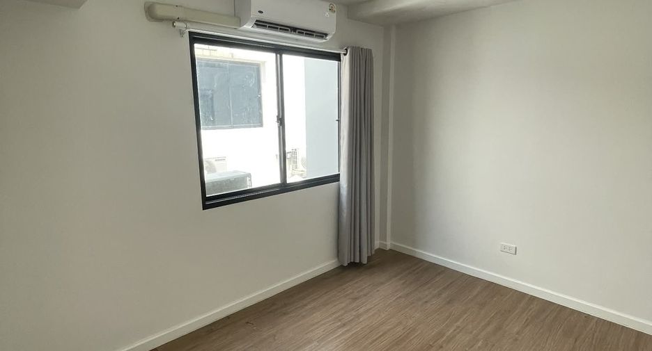 Casa adosada en alquiler de 3 habitaciones en Suan Luang, Bangkok