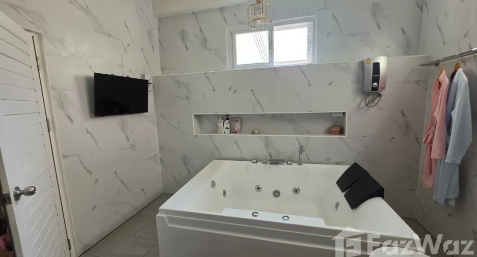 For rent 6 bedrooms villa in Mueang Chiang Mai, Chiang Mai