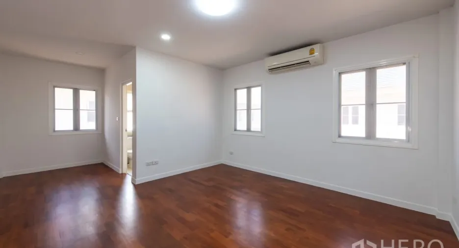 For sale 4 bedrooms house in Prawet, Bangkok