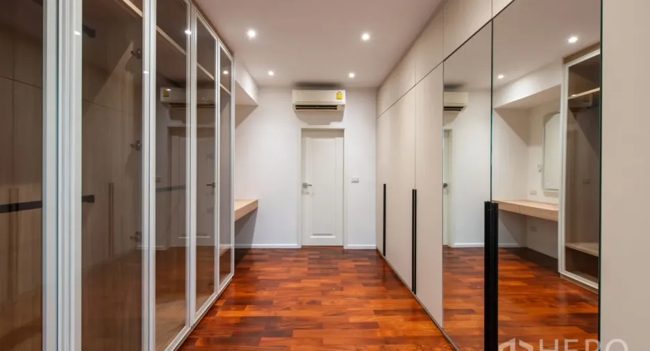 For sale 4 bedrooms house in Prawet, Bangkok