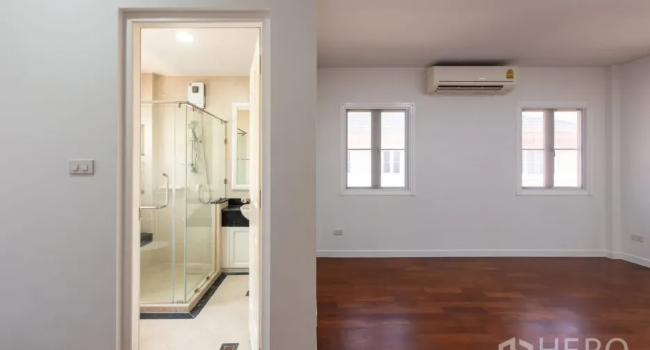 For sale 4 bedrooms house in Prawet, Bangkok