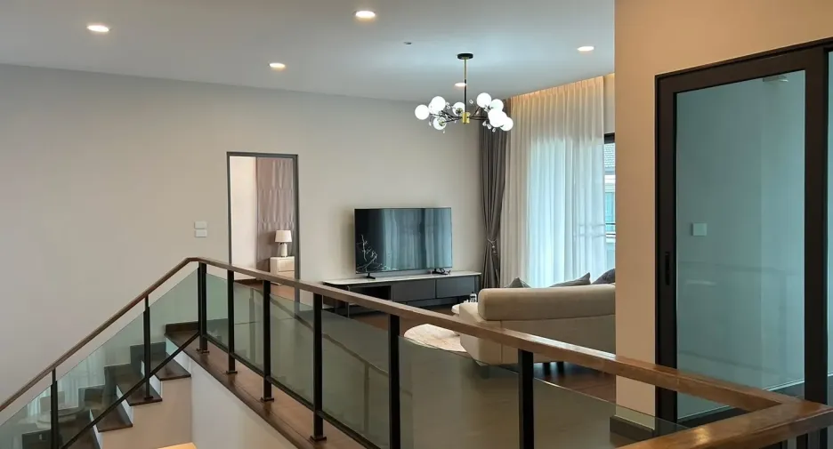 Casa en alquiler de 5 habitaciones en Bang Phli, Samut Prakan
