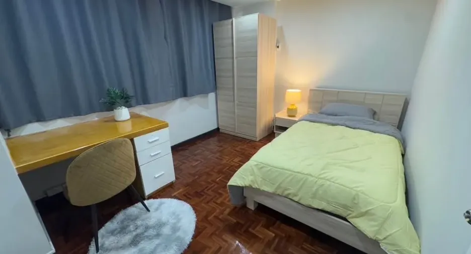 For rent 3 bedrooms condo in Huai Khwang, Bangkok