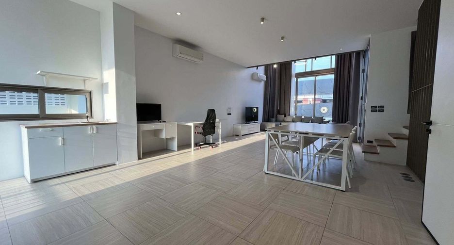 For rent 3 bedrooms office in Lat Phrao, Bangkok