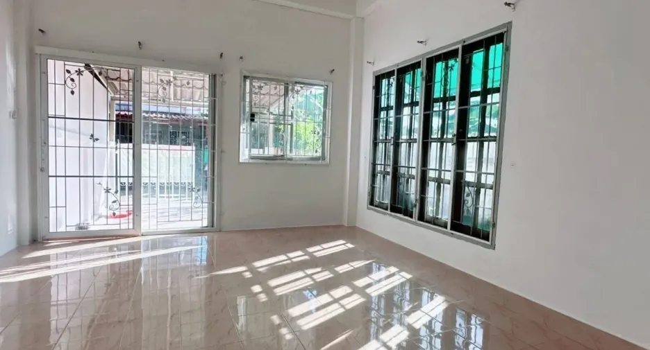 Reihenhaus zum Kauf und zur Miete mit 2 Zimmer in Min Buri, Bangkok