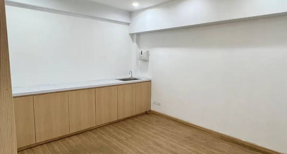 For rent 10 bedrooms retail Space in Mueang Chiang Mai, Chiang Mai