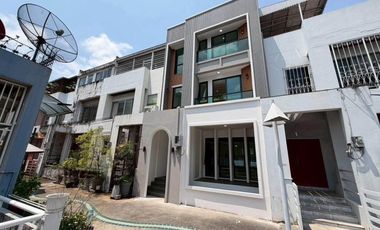Продажа 4 спальни дом в Пхра Кханонг, Бангкок